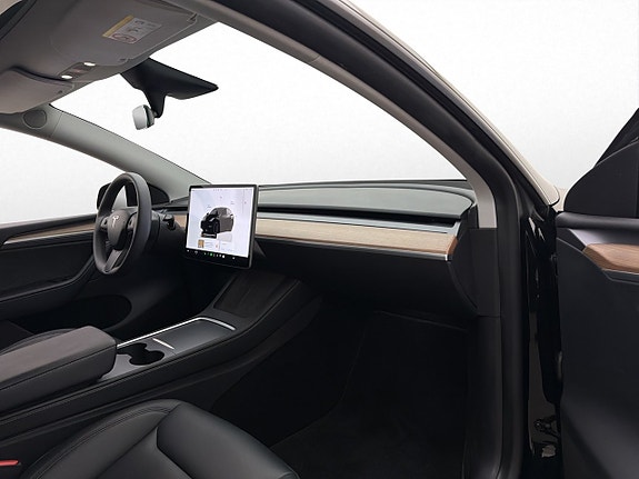 Tesla Model Y 25 of 30