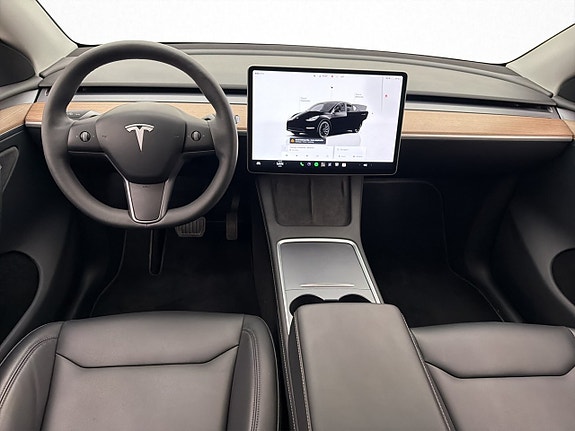 Tesla Model Y 24 of 30