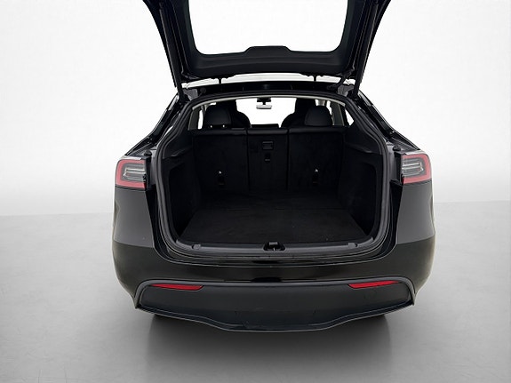 Tesla Model Y 27 of 30