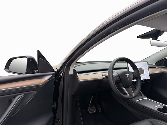 Tesla Model Y 10 of 30