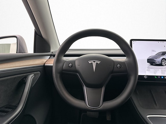 Tesla Model Y 16 of 30