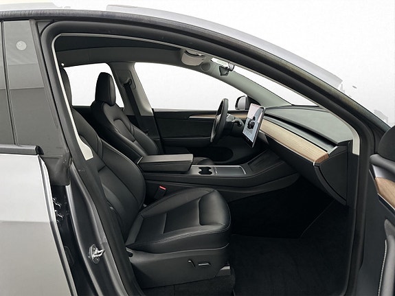 Tesla Model Y 28 of 30