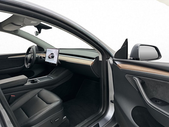 Tesla Model Y 29 of 30