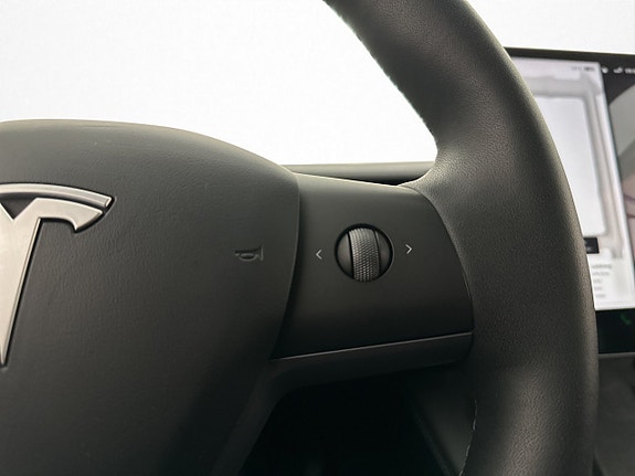 Tesla Model Y 18 of 30