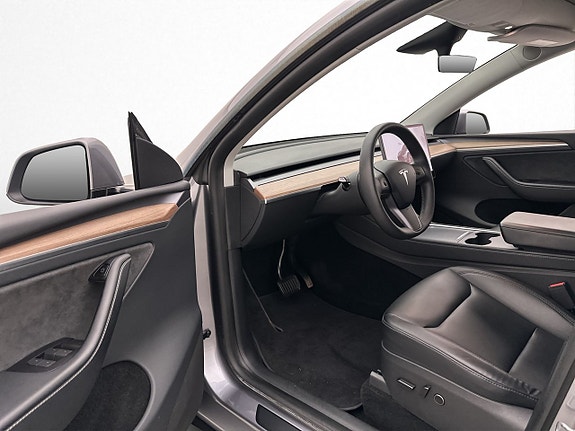Tesla Model Y 12 of 30