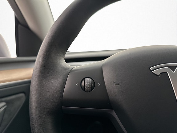 Tesla Model Y 17 of 30