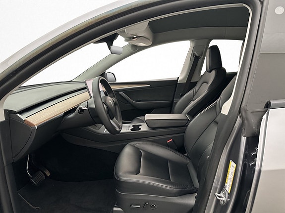 Tesla Model Y 13 of 30