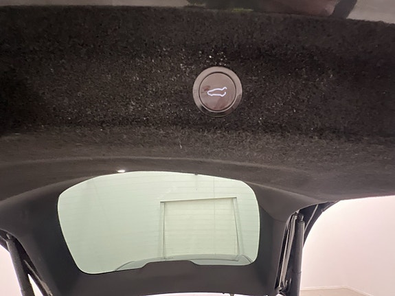 Tesla Model Y 27 of 30