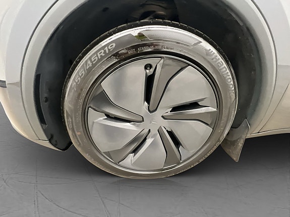 Tesla Model Y 29 of 30