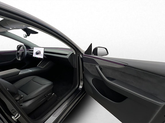 Tesla Model Y 23 of 30