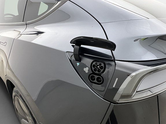 Tesla Model Y 28 of 30