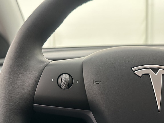 Tesla Model Y 17 of 30