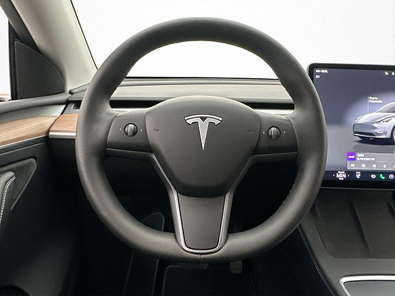 Tesla Model Y 16 of 30