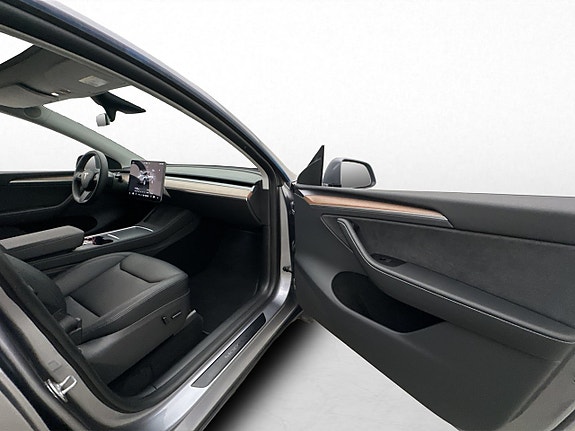 Tesla Model Y 28 of 30