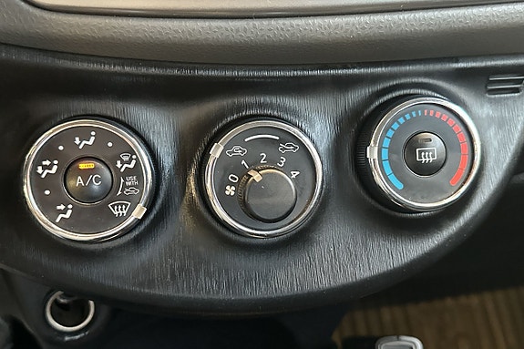 Toyota Yaris 13 of 13