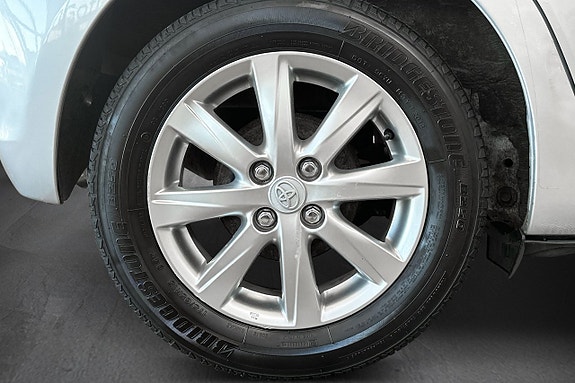Toyota Yaris 8 of 13