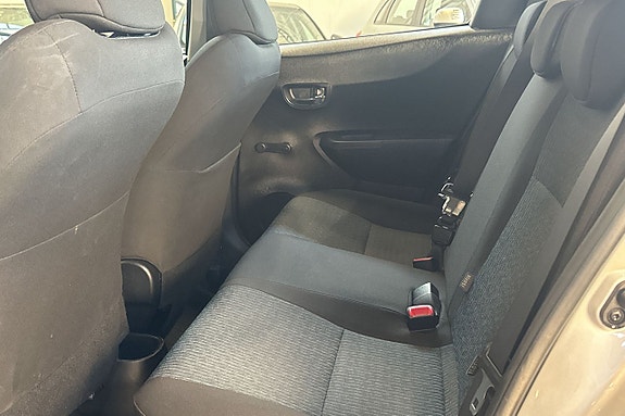 Toyota Yaris 9 of 13