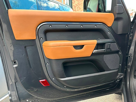 Land Rover Defender 90 17 of 24