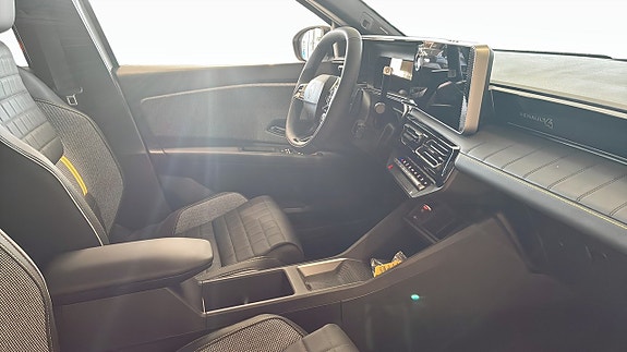 Renault 4 E-Tech 3 of 12