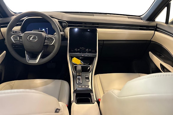 Lexus LBX 8 of 22