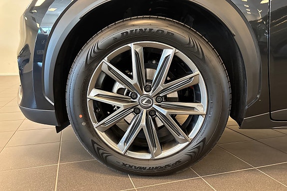 Lexus LBX 21 of 22