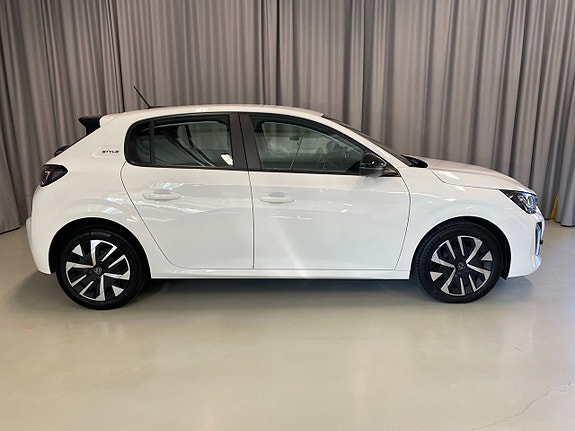 Peugeot 208 3 of 17