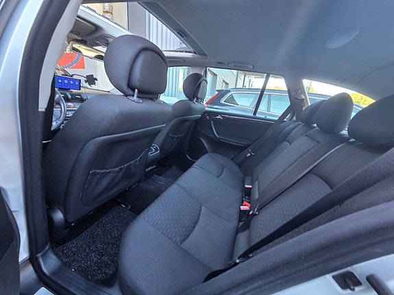 Mercedes-Benz C220 10 of 17