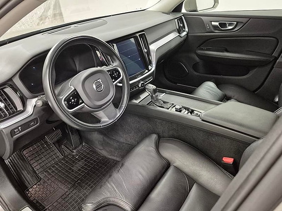 Volvo V60 Cross Country 2 of 11