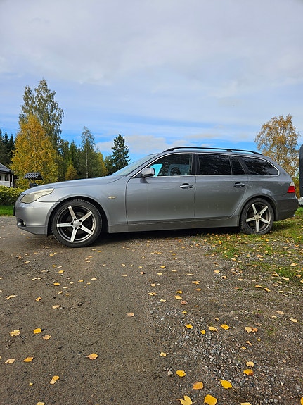 BMW 525i 3 of 4