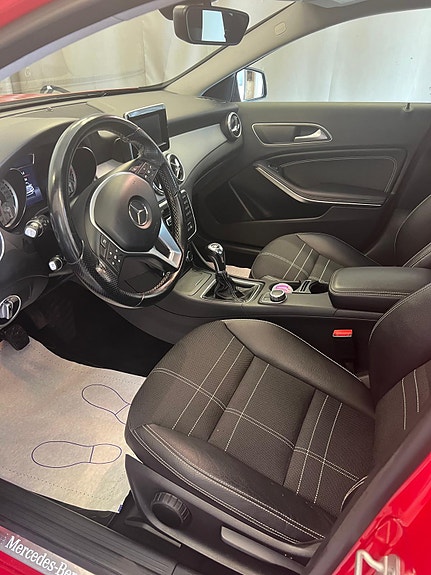 Mercedes-Benz GLA200 2 of 8