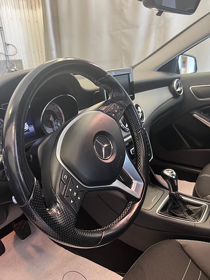 Mercedes-Benz GLA200 3 of 8