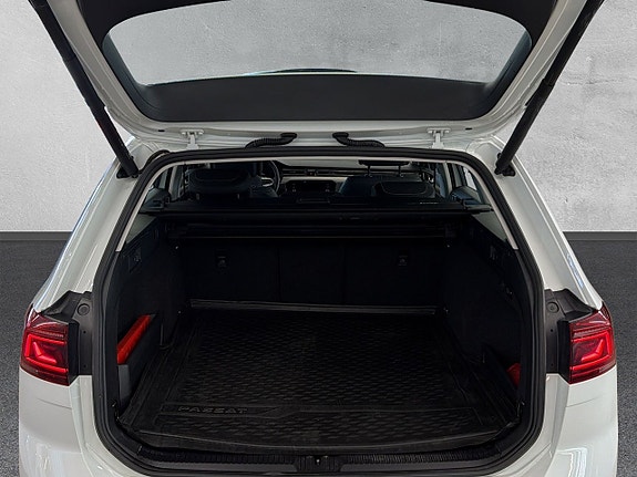 Volkswagen Passat Alltrack 9 of 23