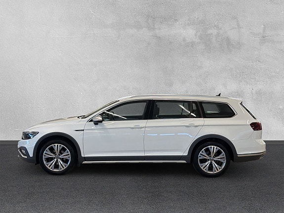 Volkswagen Passat Alltrack 2 of 23