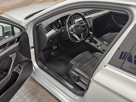 Volkswagen Passat 2 of 11