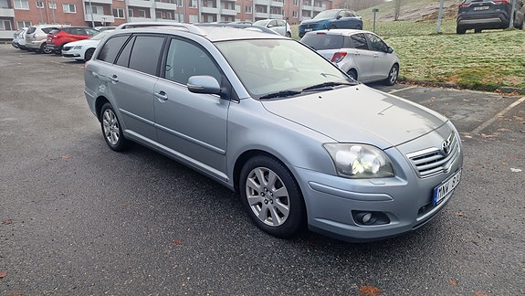 Toyota Avensis 2 of 10