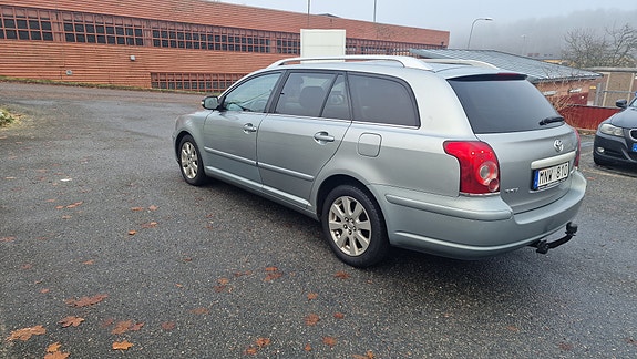 Toyota Avensis 4 of 10