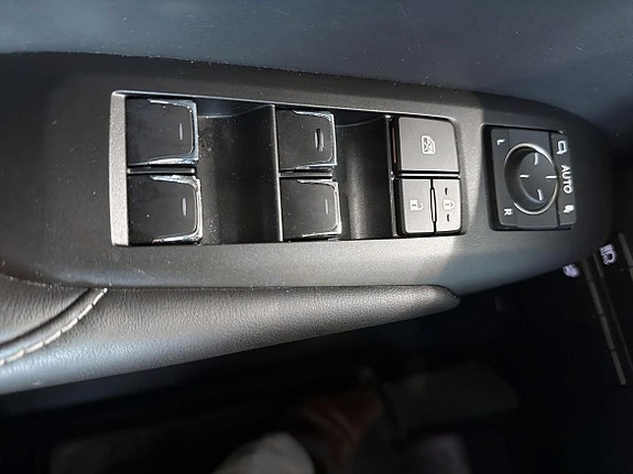 Lexus NX300h 16 of 18