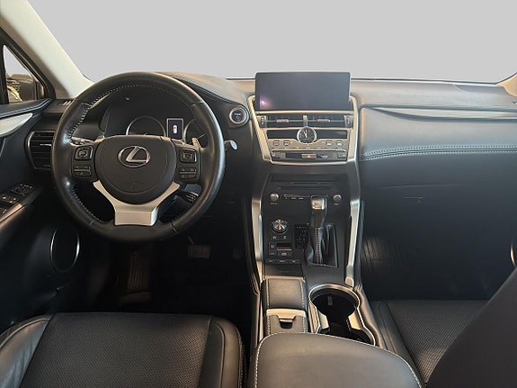 Lexus NX300h 7 of 18