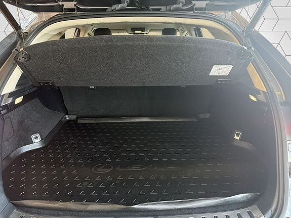 Lexus NX300h 10 of 18