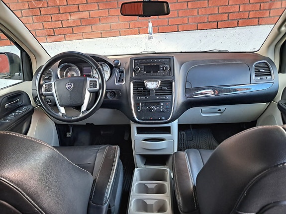 LANCIA VOYAGER 2.8 EXECUTIVE 163 ch BVA - 7 PLACES CUIR - ATTELAGE - 184000 km