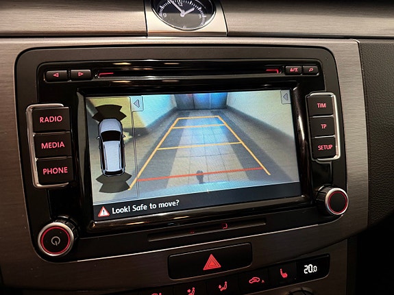Volkswagen Passat 9 of 12
