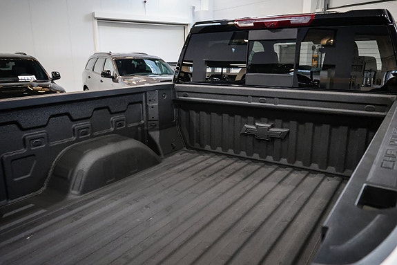 Chevrolet Silverado EV 9 of 30