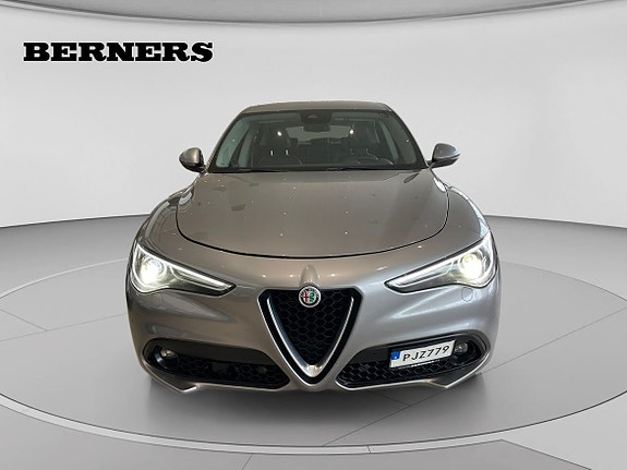 Alfa Romeo Stelvio 5 of 11