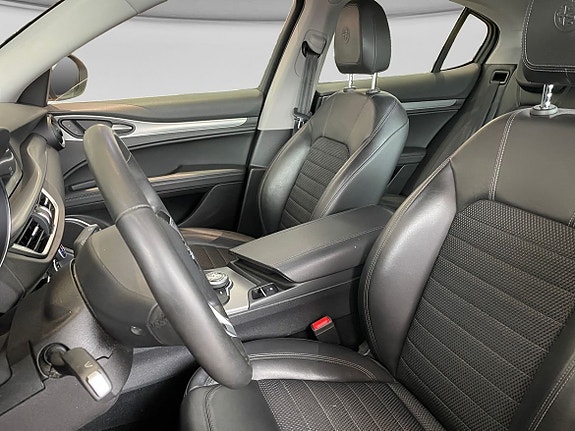 Alfa Romeo Stelvio 6 of 11