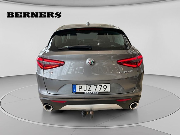 Alfa Romeo Stelvio 4 of 11