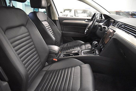 Volkswagen Passat 12 of 25