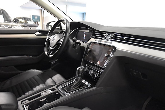 Volkswagen Passat 9 of 25