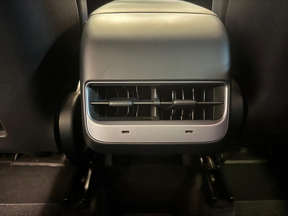 Tesla Model Y 21 of 22