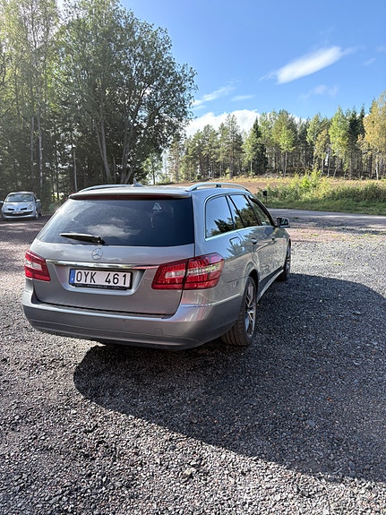 Mercedes-Benz E220 2 of 7