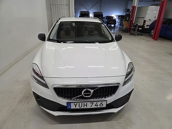 Volvo V40 Cross Country 2 of 10